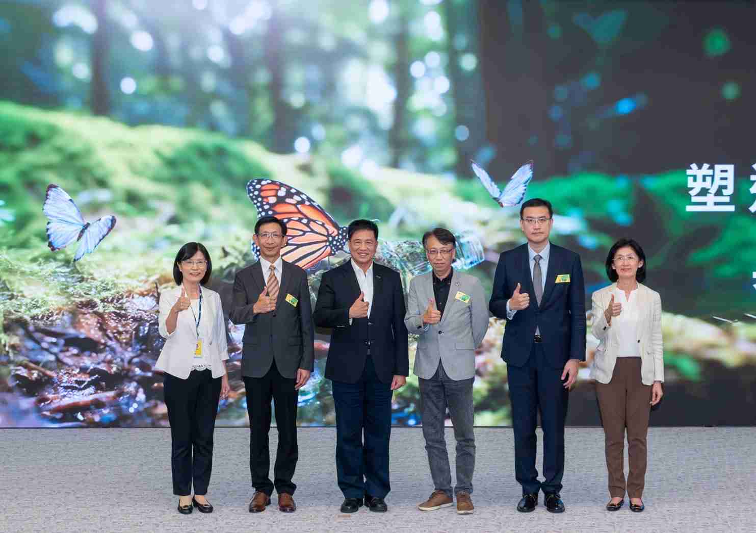 友達2023 CSR共榮大會，，邀請領域專家分享交流生物多樣性管理趨勢、、、、無塑產品、、、、海廢永續塑料等議題  （圖左到右：友達光電永續長古秀華、、、、3M台灣技術長陳君杰、、、、友達光電董事長暨集團策略長彭双浪、、、、光寶科技企業永續發展處處長陳慶暉、、、、安永聯合會計師事務所執業會計師曾于哲、、友達光電供應鏈總部副總經理吳宜芳）