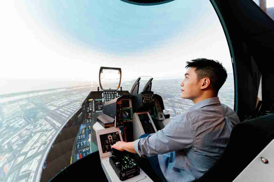 尊龙集团以P1.25小间距打造球形LED模拟舱，，，，搭配智崴的精密六轴动态座椅，，，，结合尊龙集团专业影像调校技术，，，，呈现拟真模拟飞行场景