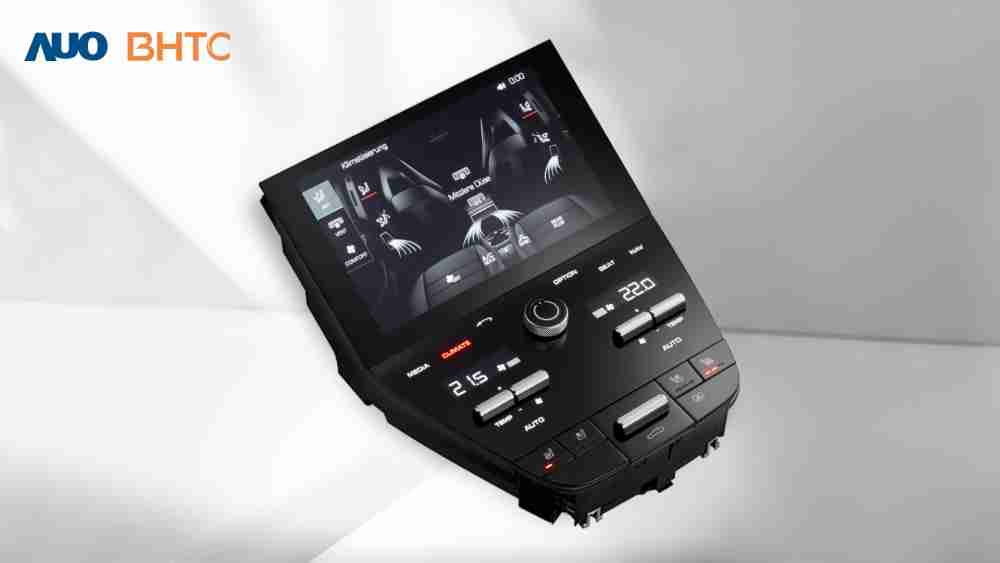 作為友達新生力軍，，，BHTC所展示的中央與後座鞍部的Display HMI產品，，，可處理多區恆溫控制、、、顯示畫面，，，，呈現仿真3D車室分區；以力傳感技術精準傳遞觸感，，並結合音量及震動反饋，，，防止意外啟動，，，提供使用者自然流暢、、直觀且輕鬆駕馭的舒適介面