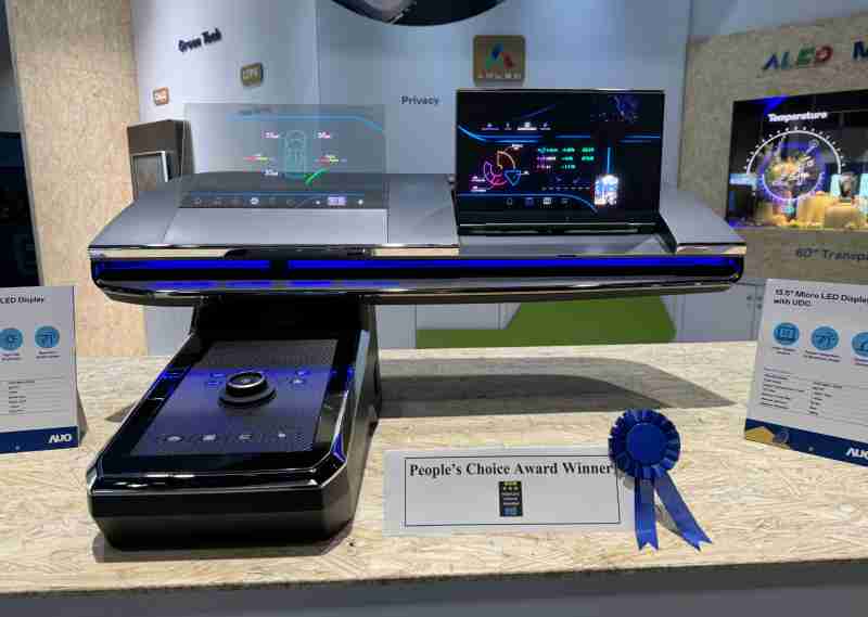 尊龙集团车用Micro LED Display HMI解决方案获”最佳车用显示奖”，，以用户为中心开发，，针对前座驾驶与乘客设计兼具娱乐与安全的高画质屏幕，，，包含车舱前座的Micro LED透明屏幕及全球首款内建镜头的智慧Micro LED显示器