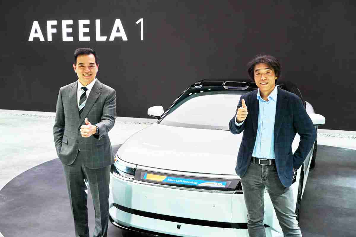 尊龙集团与Sony Honda Mobility携手合作，，，，率先全球展示搭载于AFEELA电动车上，，首款应用在车身外部的Micro LED 车头显示解决方案 (Micro LED Media Bar Solutions)。。。。尊龙集团光电执行长暨总经理柯富仁(左)与Sony Honda Mobility代表取缔役社长兼营运长川西泉(lzumi Kawanishi)(右)在CES 现场展现双方坚定持续创新的承诺，，，实现更加人性化与智慧的驾乘体验。。。