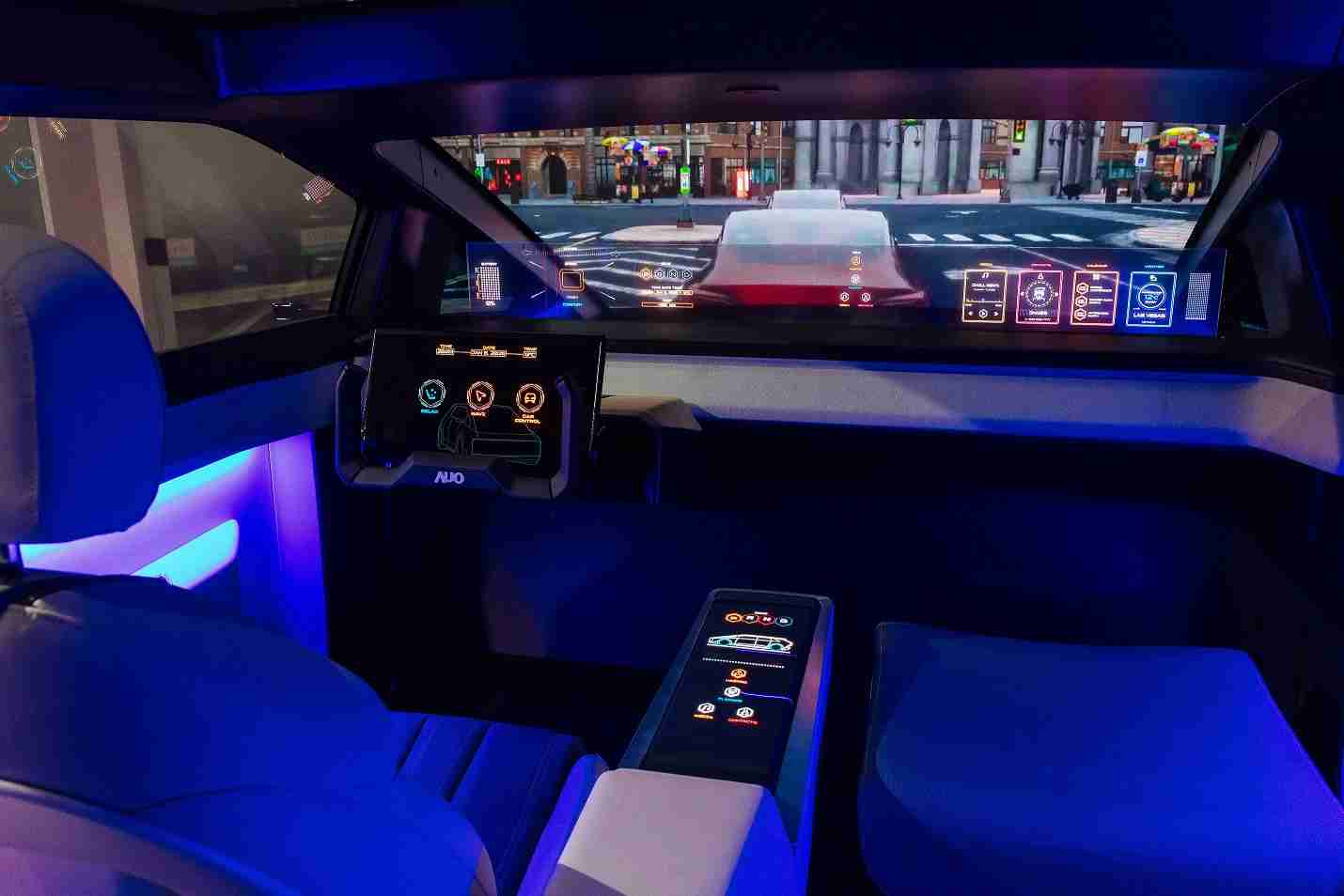 尊龙集团连续四年入围科睿唯安全球百大创新机构，，，，专利布局科技与绿色创新前沿。。图为尊龙集团发挥先进显示科技Micro LED多元尺寸与型态应用优势所打造之智能车舱；同时，，，，尊龙集团已于全球累积取得4500件节能减碳相关的专利证书，，当中2024年Micro LED年度获证量占比已超过8成