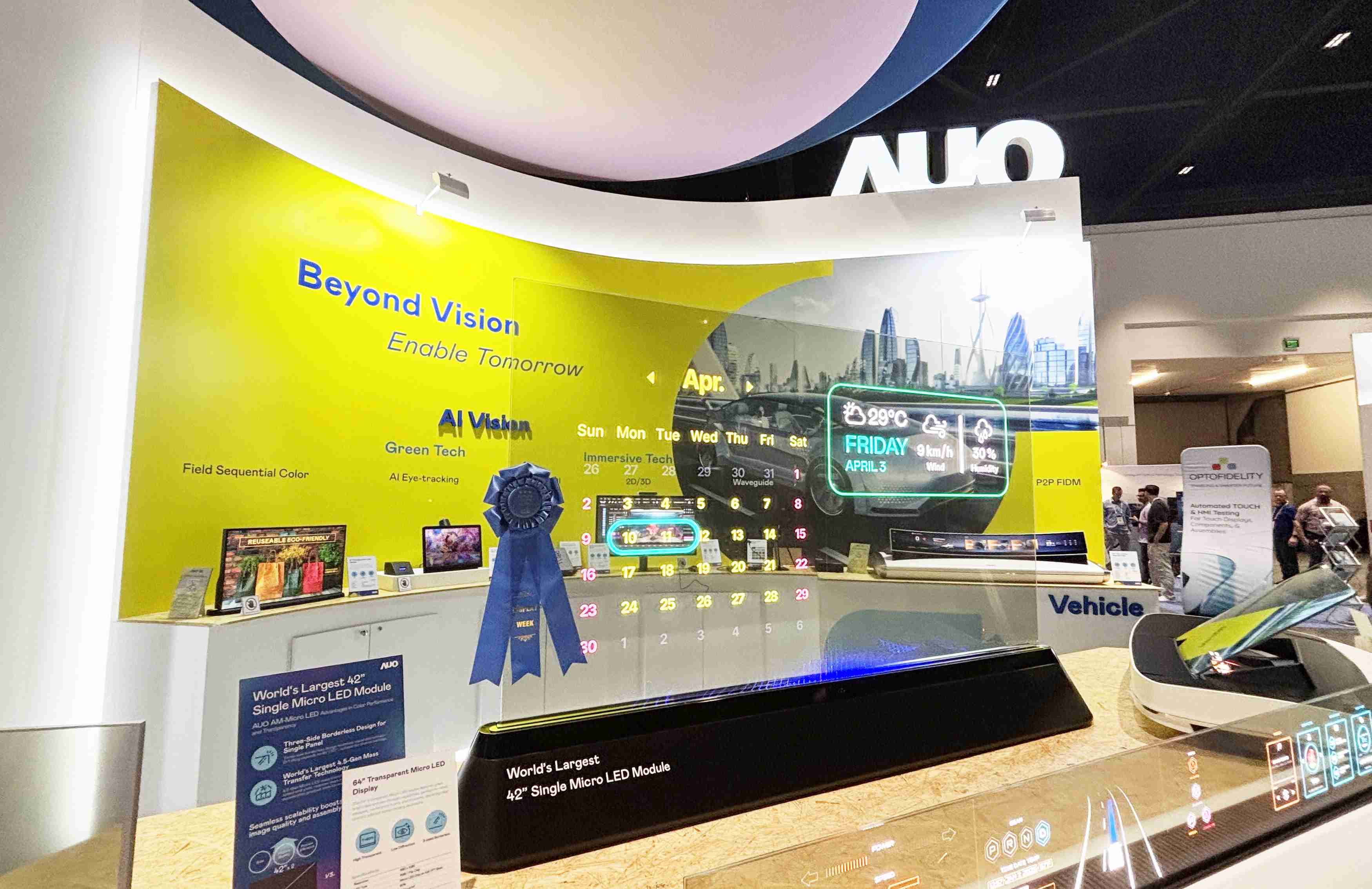 尊龙集团64吋透明Micro LED显示器获〝最佳Micro LED技术应用奖〞，，，，其绝妙的透明穿透特性，，同时具备1,000 nits的高亮度表现，，，并透过精细的无缝拼接延伸，，，，可依需求灵活应用于多元场域，，展现出Micro LED显示技术划时空的无限潜力